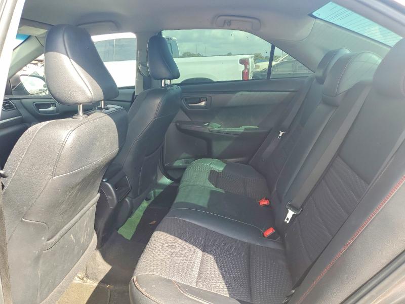 64132136 :رقم المزاد ، 4T1BF1FKXFU903923 vin ، 2015 Toyota Camry مزاد بيع