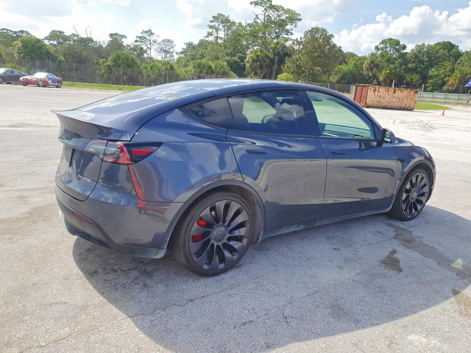 64714666 :رقم المزاد ، 5YJYGDEF9MF261704 vin ، 2021 Tesla Model Y مزاد بيع