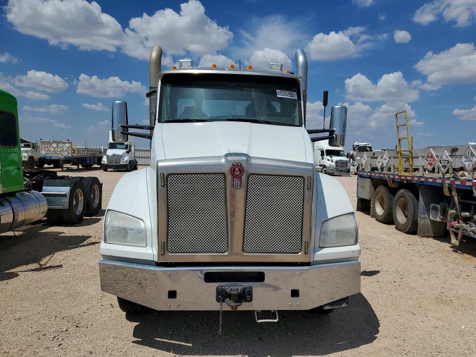 66696376 :رقم المزاد ، 1XKZD40X2LJ418711 vin ، 2020 Kenworth T880 مزاد بيع