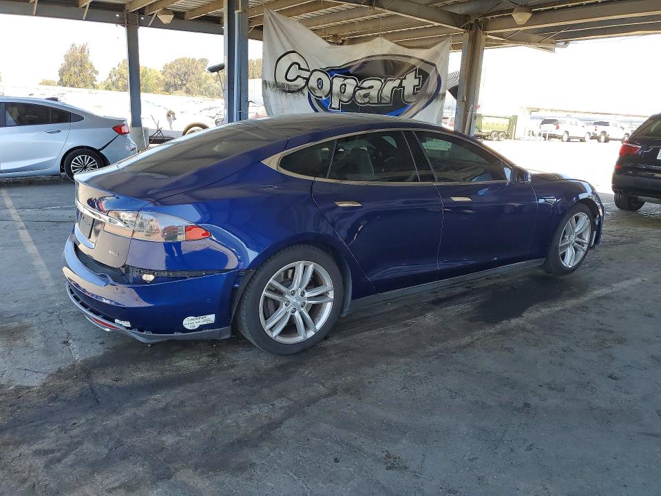 2015 Tesla Model S მანქანა იყიდება აუქციონზე, vin: 5YJSA1E25FF119758, აუქციონის ნომერი: 63702336