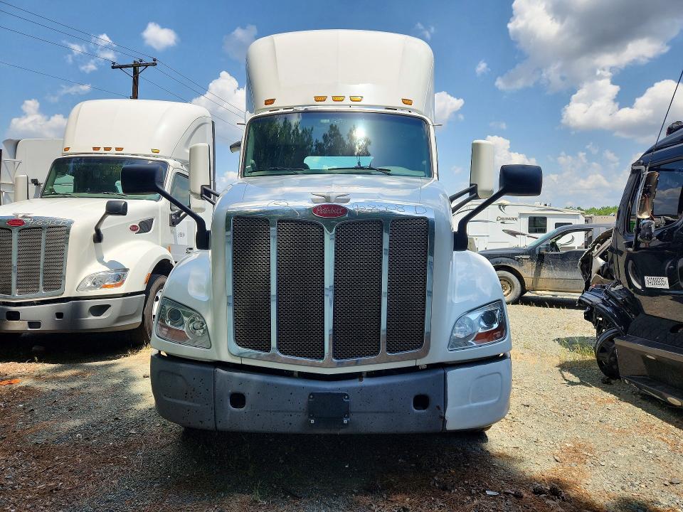 Продаж на аукціоні авто 2017 Peterbilt 579, vin: 1XPBA48X2HD428508, номер лоту: 61967946
