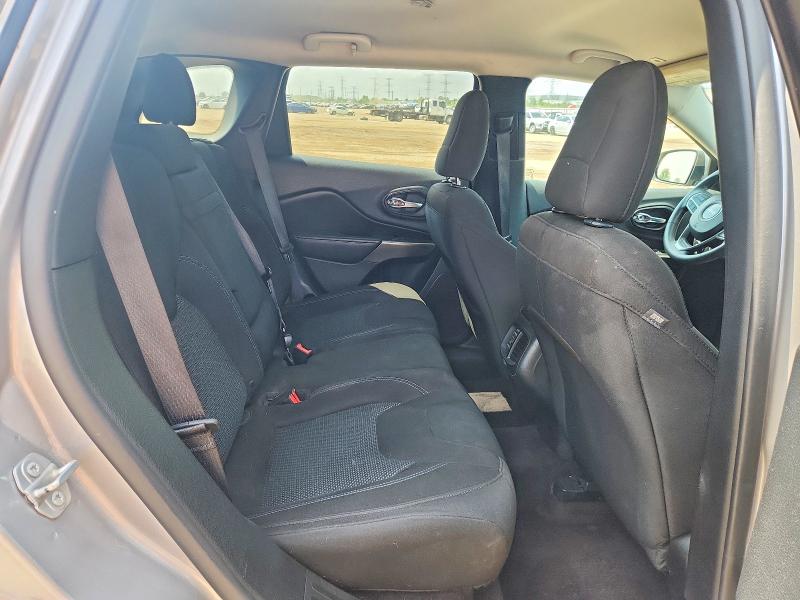 63357016 :رقم المزاد ، 1C4PJLCB4KD265851 vin ، 2019 Jeep Cherokee مزاد بيع