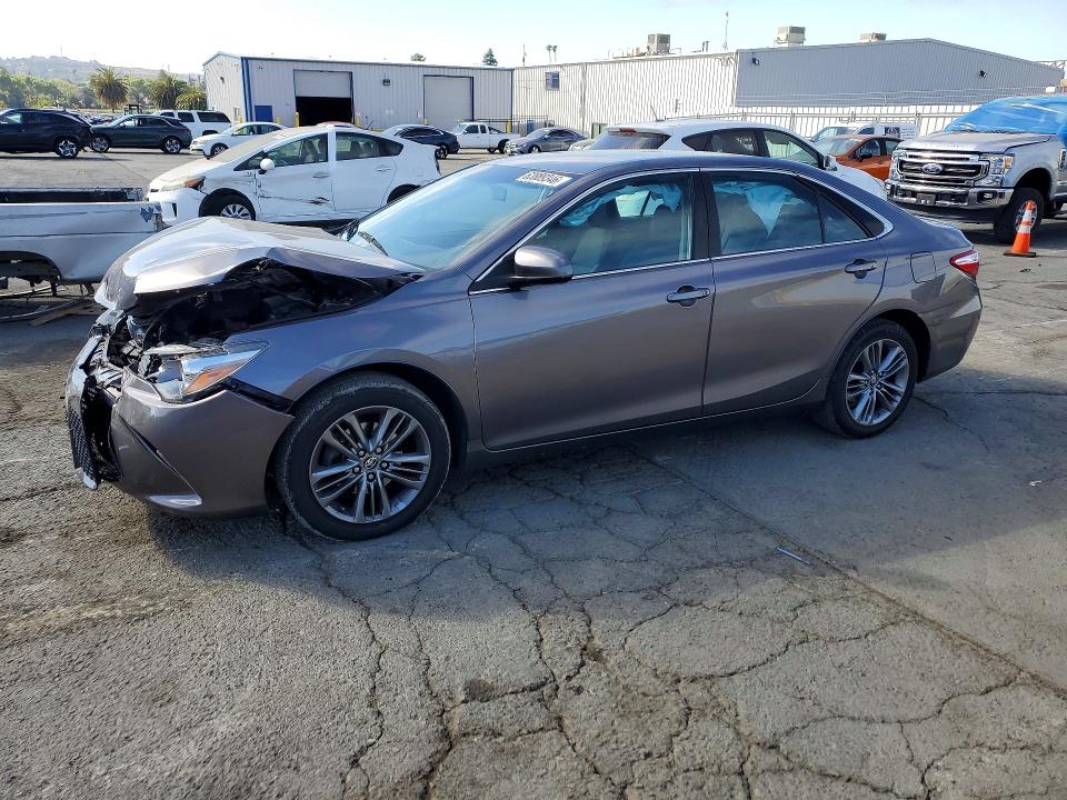 63889346 :رقم المزاد ، 4T1BF1FK5HU305208 vin ، 2017 Toyota Camry مزاد بيع
