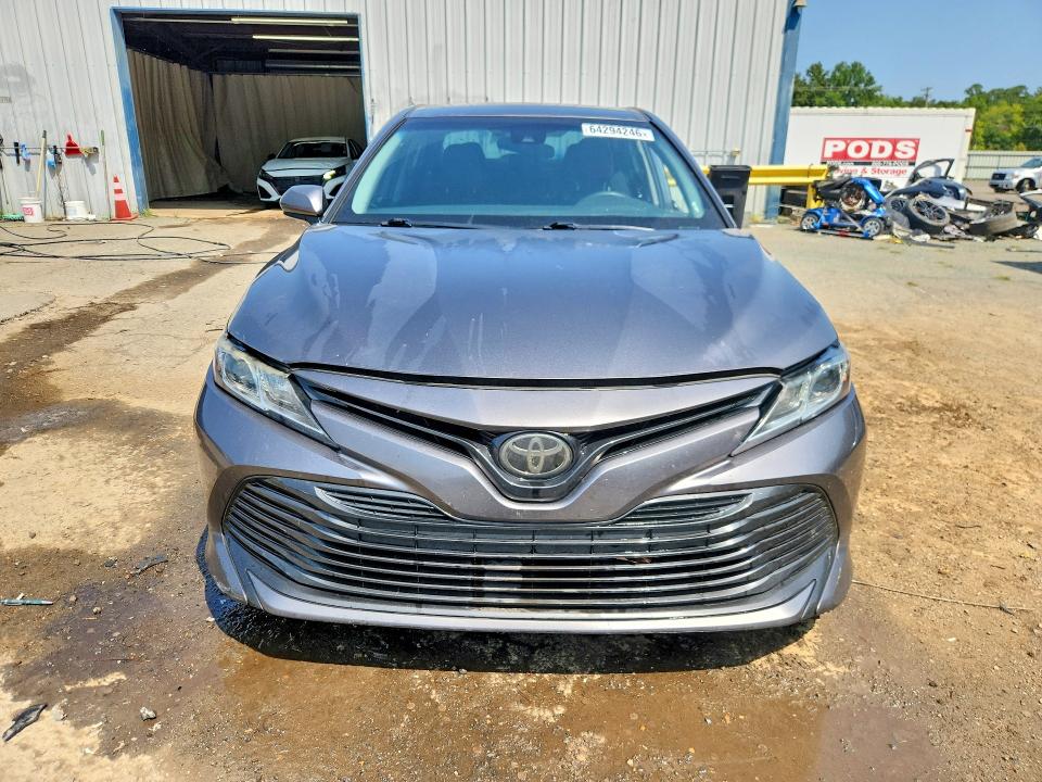 Продаж на аукціоні авто 2018 Toyota Camry, vin: 4T1B11HK2JU077315, номер лоту: 64294246