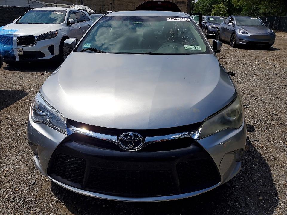 62685306 :رقم المزاد ، 4T1BF1FK2HU318675 vin ، 2017 Toyota Camry مزاد بيع