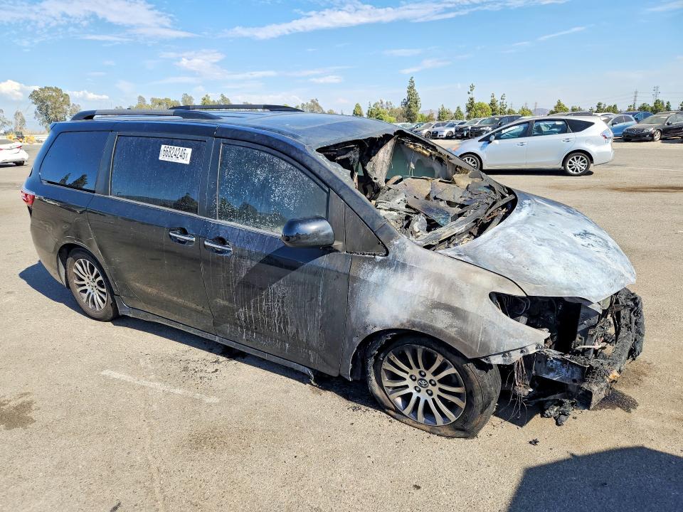 66824246 :رقم المزاد ، 5TDYZ3DC8JS930144 vin ، 2018 Toyota Sienna مزاد بيع