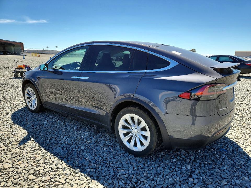 64964156 :رقم المزاد ، 5YJXCBE27JF110302 vin ، 2018 Tesla Model X مزاد بيع