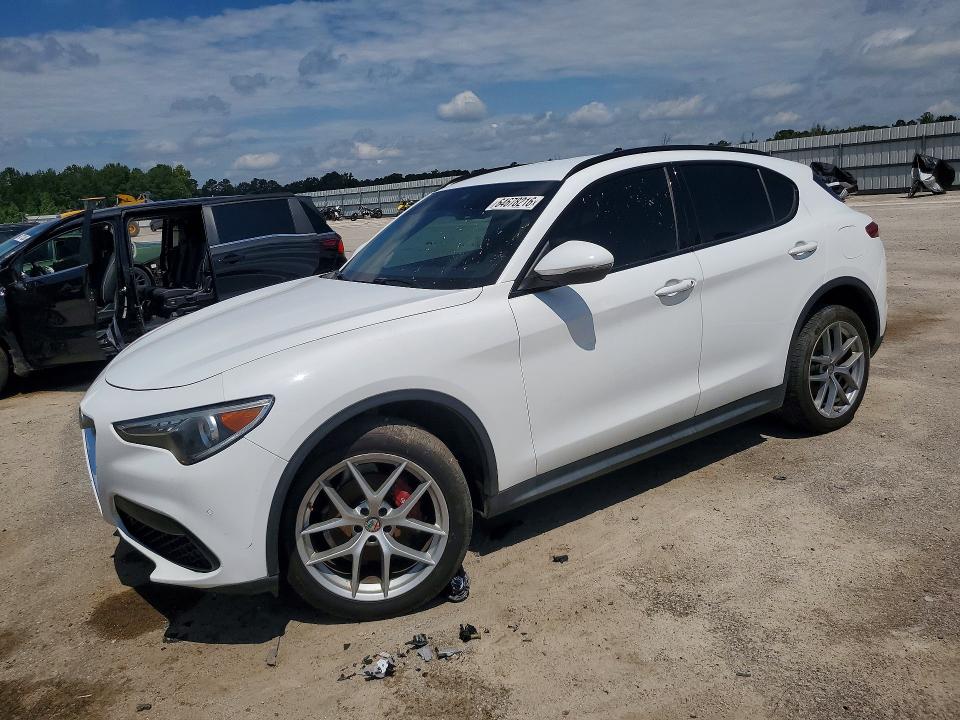 Продаж на аукціоні авто 2018 Alfa Romeo Stelvio, vin: ZASFAKNN6J7C10688, номер лоту: 64678216