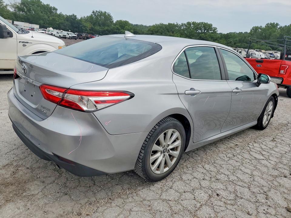 64023576 :رقم المزاد ، 4T1B11HK7KU785402 vin ، 2019 Toyota Camry مزاد بيع