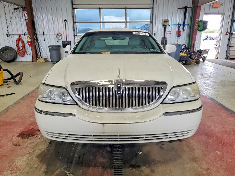 Продажа на аукционе авто 2003 Lincoln Town Car, vin: 1LNHM81W23Y670143, номер лота: 65745076