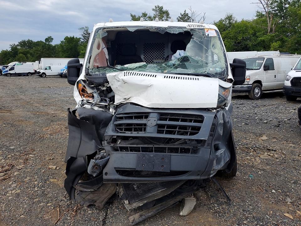 67273896 :رقم المزاد ، 3C6TRVAG8JE155987 vin ، 2018 Ram Promaster 1500 مزاد بيع