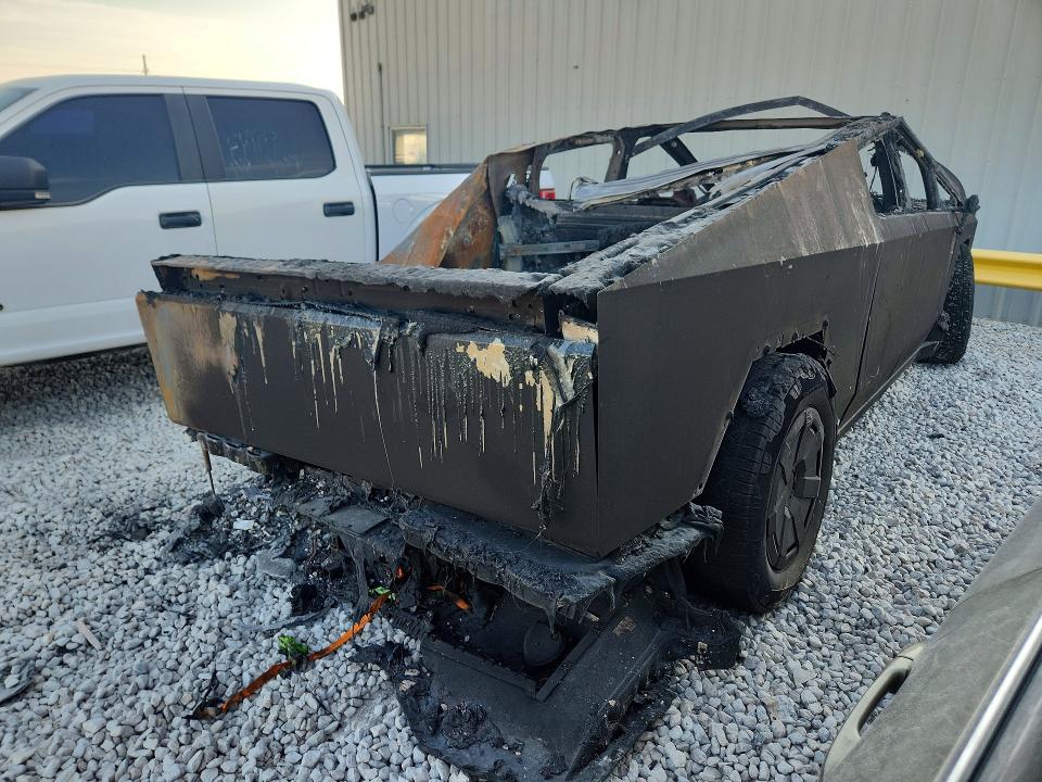 Продаж на аукціоні авто 2025 Tesla Cybertruck, vin: 7G2CEHEDXSA071231, номер лоту: 64014316