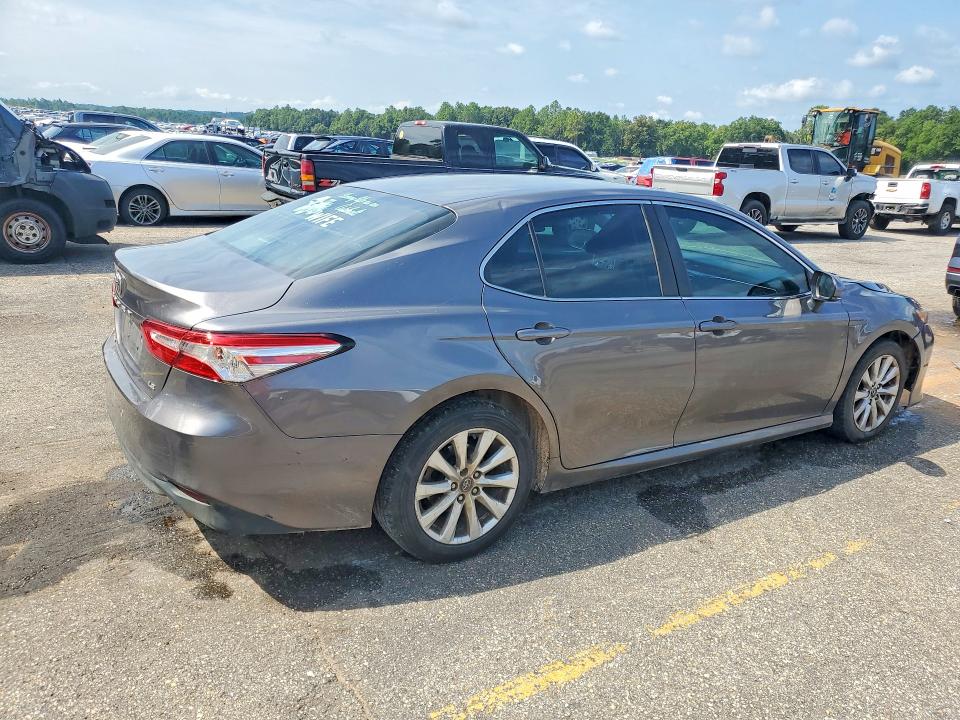 66193216 :رقم المزاد ، 4T1B11HK2JU547858 vin ، 2018 Toyota Camry مزاد بيع