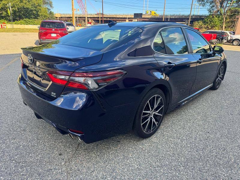 67026236 :رقم المزاد ، 4T1G11BK5NU050761 vin ، 2022 Toyota Camry مزاد بيع