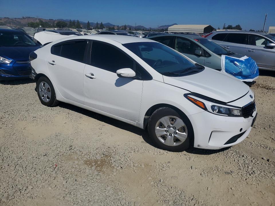 63903126 :رقم المزاد ، 3KPFK4A79JE240177 vin ، 2018 Kia Forte مزاد بيع