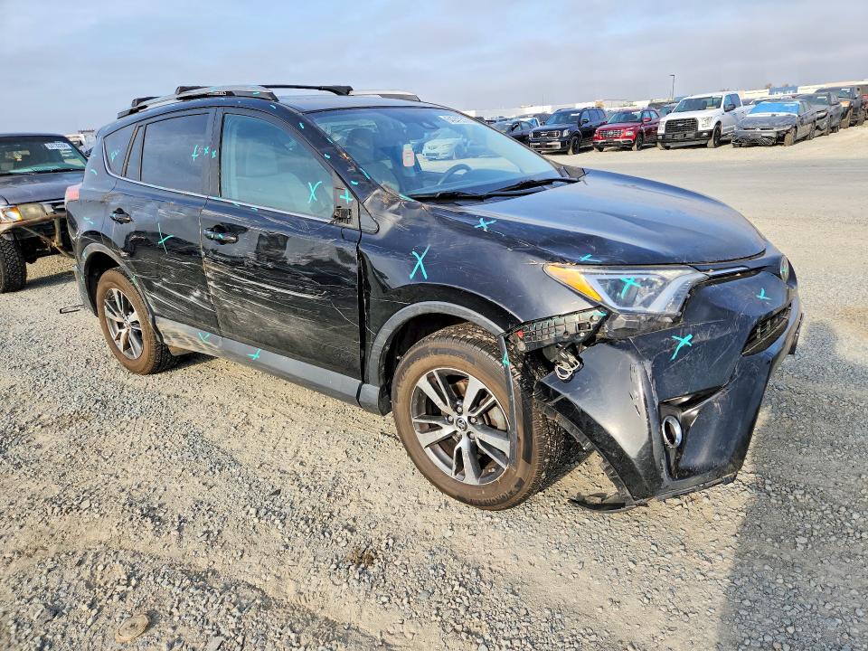 64241516 :رقم المزاد ، 2T3RFREV9HW605642 vin ، 2017 Toyota Rav4 مزاد بيع