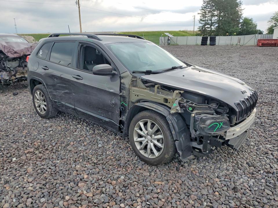 64747626 :رقم المزاد ، 1C4PJLCB4JD588957 vin ، 2018 Jeep Cherokee مزاد بيع
