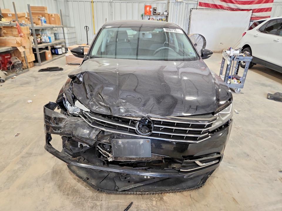 66071006 :رقم المزاد ، 1VWAT7A38HC045238 vin ، 2017 Volkswagen Passat مزاد بيع