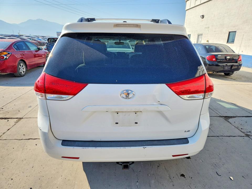 61409906 :رقم المزاد ، 5TDKK3DC9BS146695 vin ، 2011 Toyota Sienna مزاد بيع