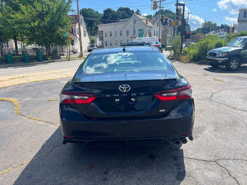 65359296 :رقم المزاد ، 4T1G11AKXMU589392 vin ، 2021 Toyota Camry مزاد بيع