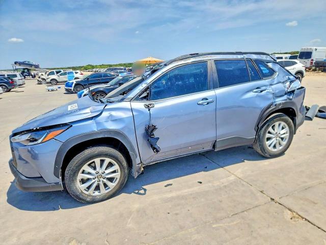 63447266 :رقم المزاد ، 7MUCAAAG0PV051698 vin ، 2023 Toyota Corolla Cross مزاد بيع