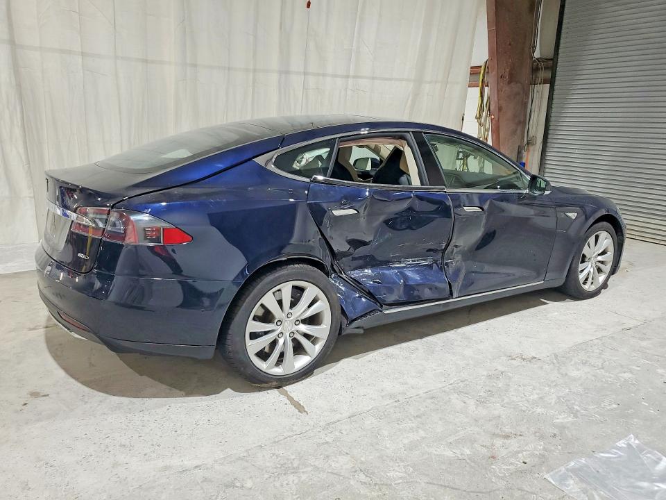 2015 Tesla Model S მანქანა იყიდება აუქციონზე, vin: 5YJSA1H27FF082062, აუქციონის ნომერი: 64305396