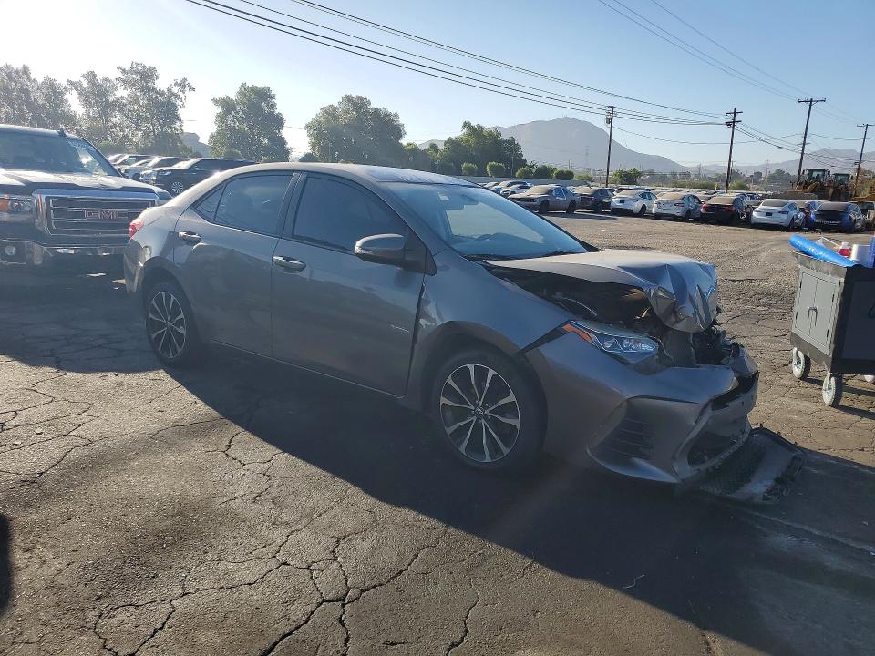 63593136 :رقم المزاد ، 5YFBURHE4JP779301 vin ، 2018 Toyota Corolla مزاد بيع