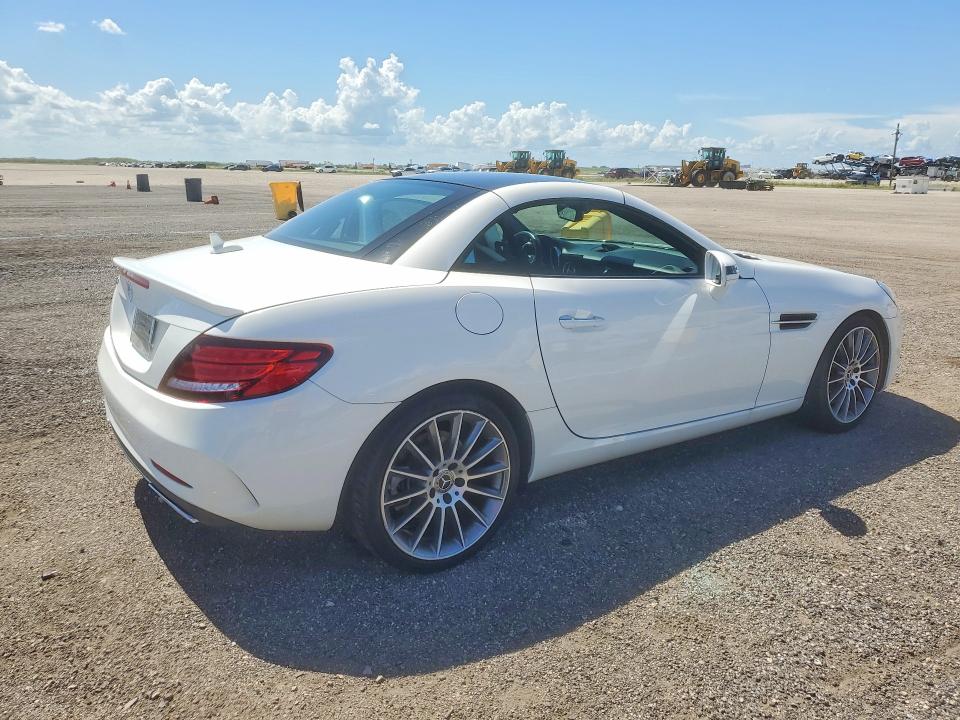 64756426 :رقم المزاد ، WDDPK3JA7JF148541 vin ، 2018 Mercedes-benz Slc مزاد بيع