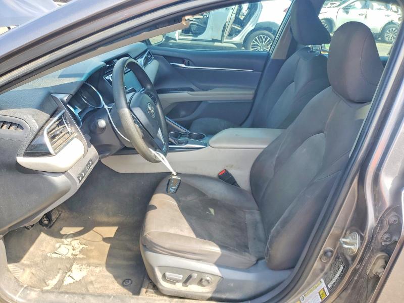 66193216 :رقم المزاد ، 4T1B11HK2JU547858 vin ، 2018 Toyota Camry مزاد بيع