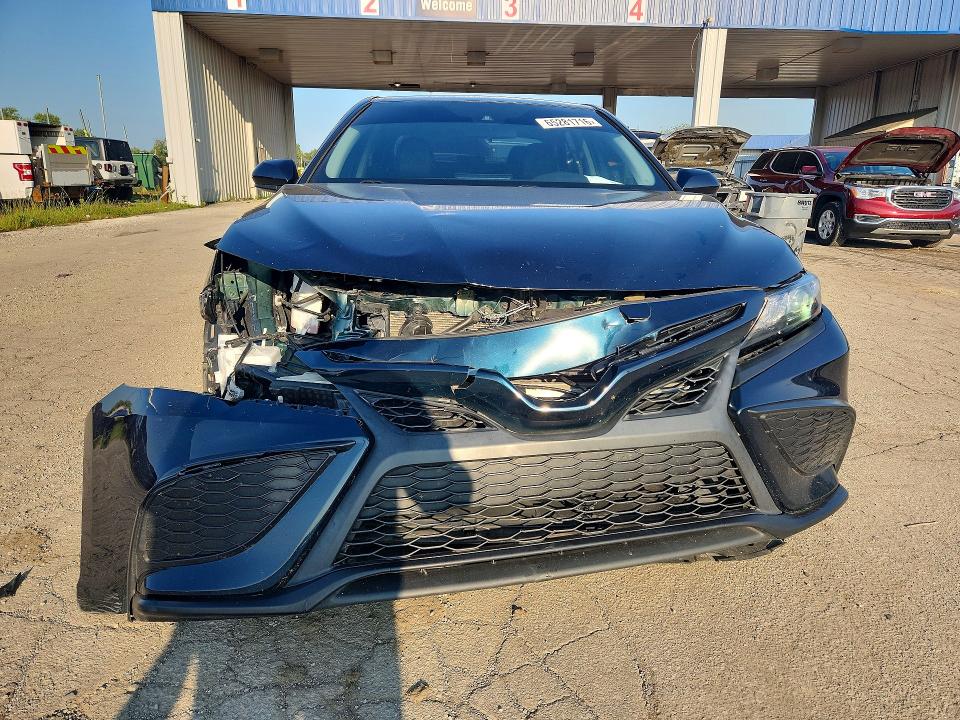 65281716 :رقم المزاد ، 4T1G11AK5MU461819 vin ، 2021 Toyota Camry مزاد بيع