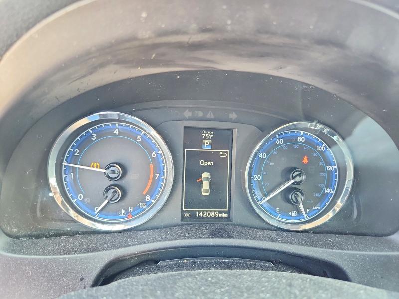 65700436 :رقم المزاد ، 5YFBURHE5HP585614 vin ، 2017 Toyota Corolla مزاد بيع