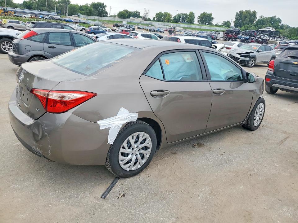 63623366 :رقم المزاد ، 5YFBURHE6JP760393 vin ، 2018 Toyota Corolla مزاد بيع