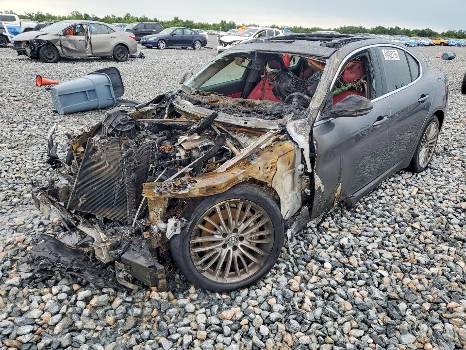 64002776 :رقم المزاد ، ZARFAECN4J7592156 vin ، 2018 Alfa Romeo Giulia مزاد بيع