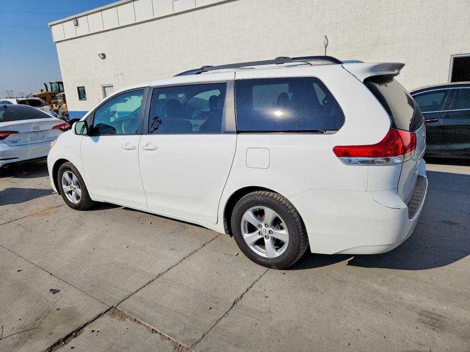 61409906 :رقم المزاد ، 5TDKK3DC9BS146695 vin ، 2011 Toyota Sienna مزاد بيع