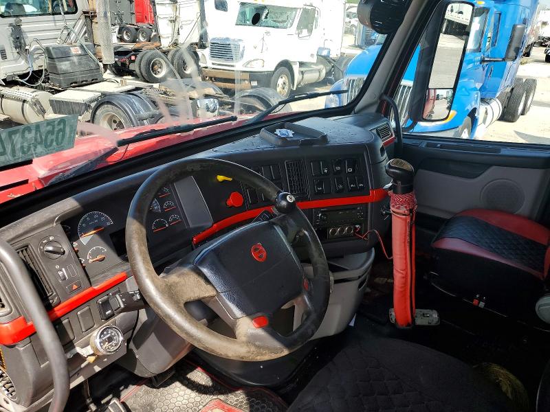 65437436 :رقم المزاد ، 4V4NC9THXBN533115 vin ، 2011 Volvo Vn مزاد بيع