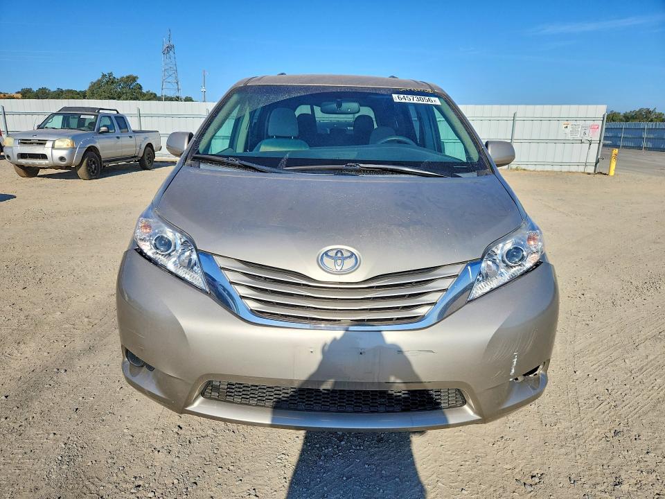 64573056 :رقم المزاد ، 5TDKK3DC0FS647707 vin ، 2015 Toyota Sienna مزاد بيع