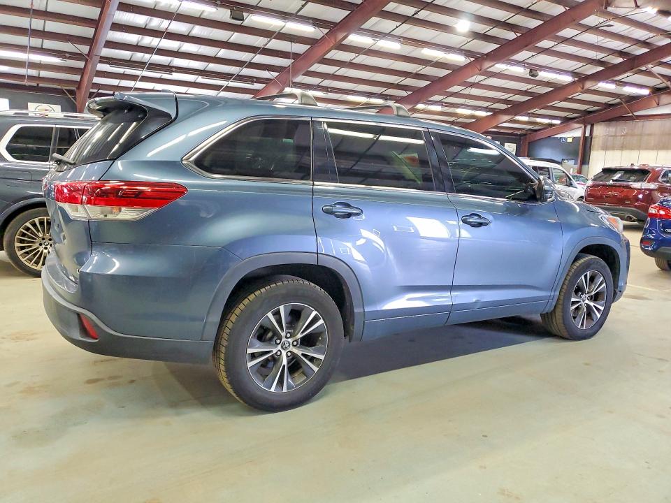 64264406 :رقم المزاد ، 5TDZZRFH9JS241083 vin ، 2018 Toyota Highlander مزاد بيع