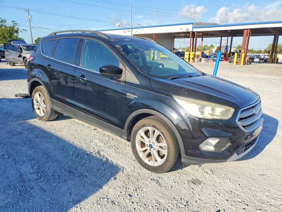 64961626 :رقم المزاد ، 1FMCU0GD1HUC84605 vin ، 2017 Ford Escape مزاد بيع