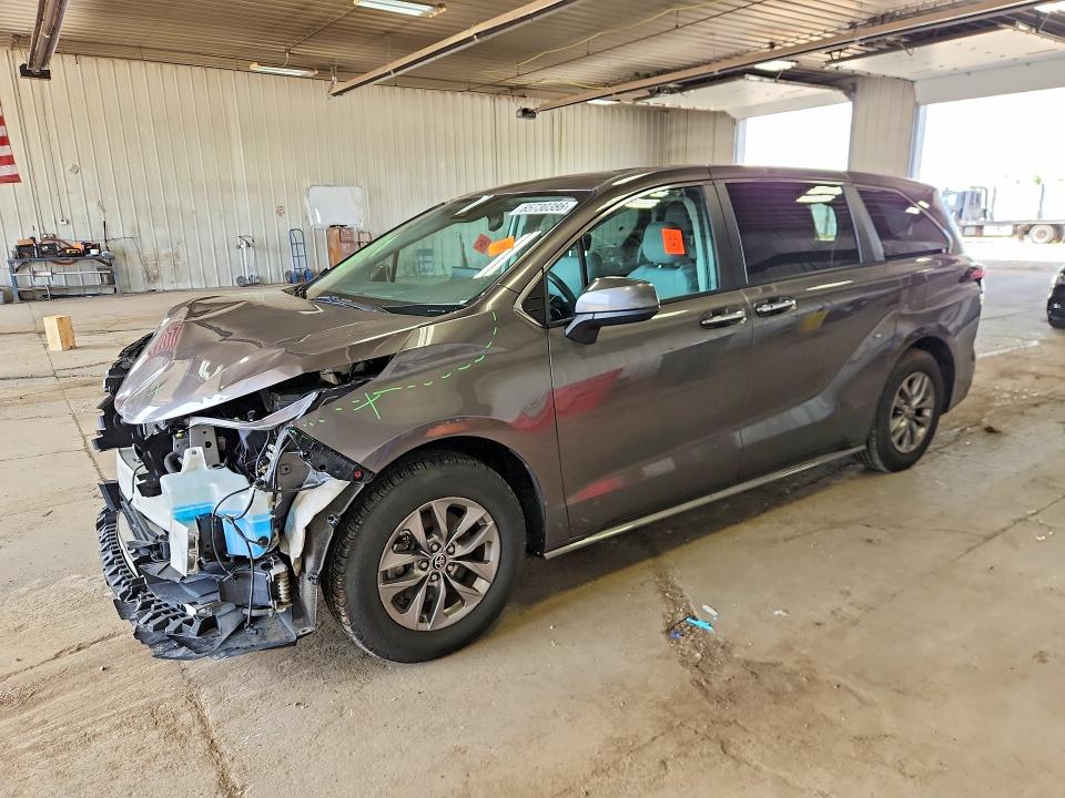 Auction sale of the 2022 Toyota Sienna, vin: 5TDYRKEC2NS132771, lot number: 65730386