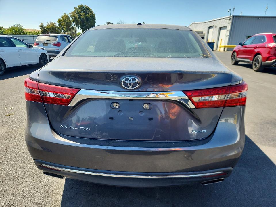 64647146 :رقم المزاد ، 4T1BK1EB4JU285889 vin ، 2018 Toyota Avalon مزاد بيع