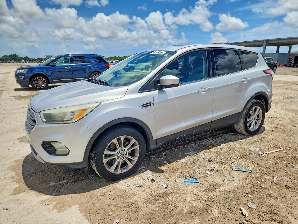 64139166 :رقم المزاد ، 1FMCU9G95HUD44661 vin ، 2017 Ford Escape مزاد بيع
