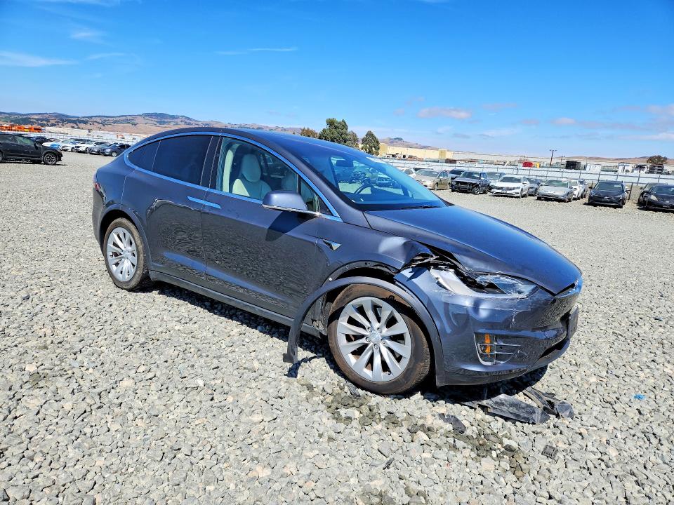 64964156 :رقم المزاد ، 5YJXCBE27JF110302 vin ، 2018 Tesla Model X مزاد بيع