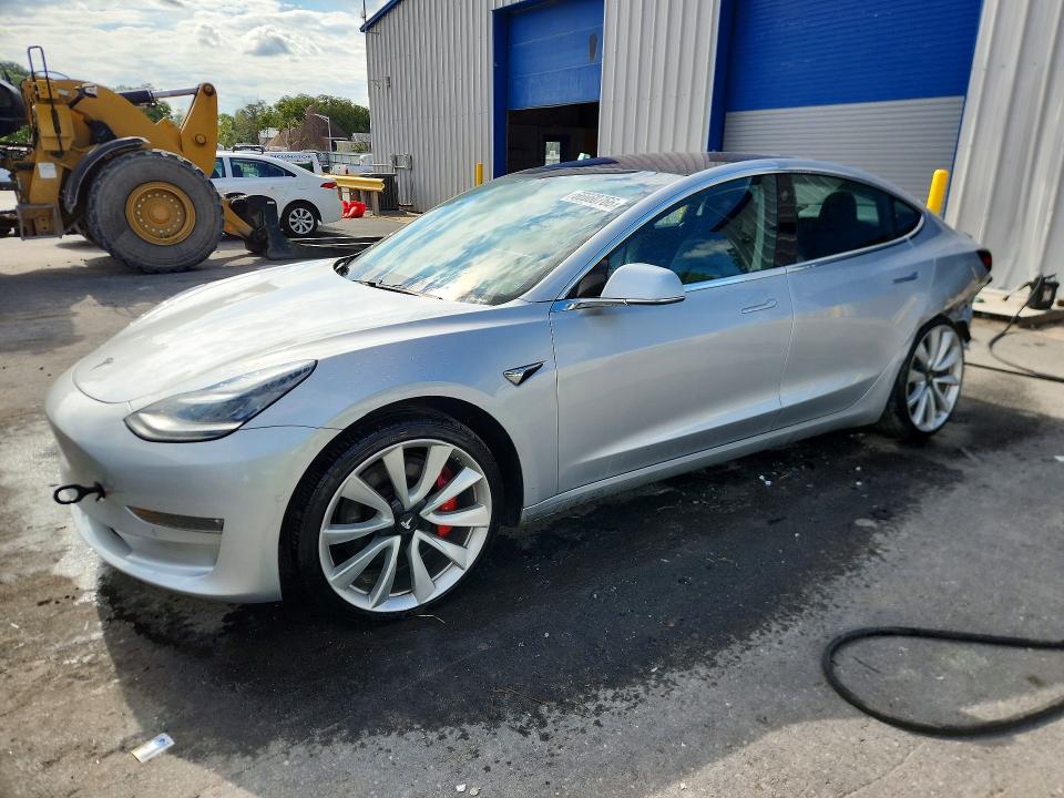 66660766 :رقم المزاد ، 5YJ3E1EB5JF083393 vin ، 2018 Tesla Model 3 مزاد بيع