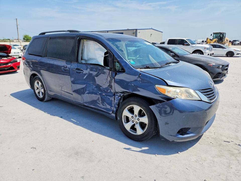 64367516 :رقم المزاد ، 5TDKK3DCXDS382565 vin ، 2013 Toyota Sienna مزاد بيع