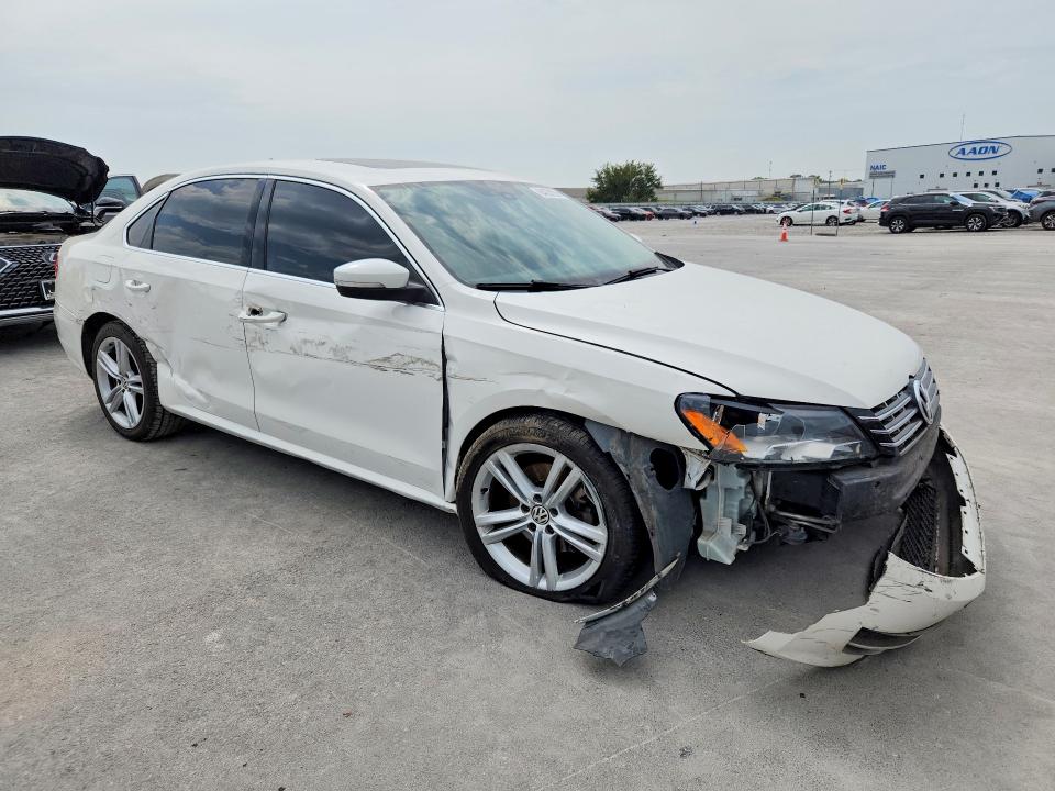 64229236 :رقم المزاد ، 1VWBV7A30FC051126 vin ، 2015 Volkswagen Passat مزاد بيع