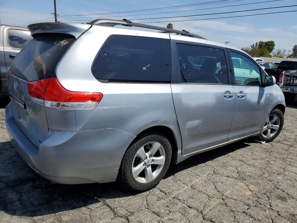 63686756 :رقم المزاد ، 5TDKK3DC4BS020387 vin ، 2011 Toyota Sienna مزاد بيع