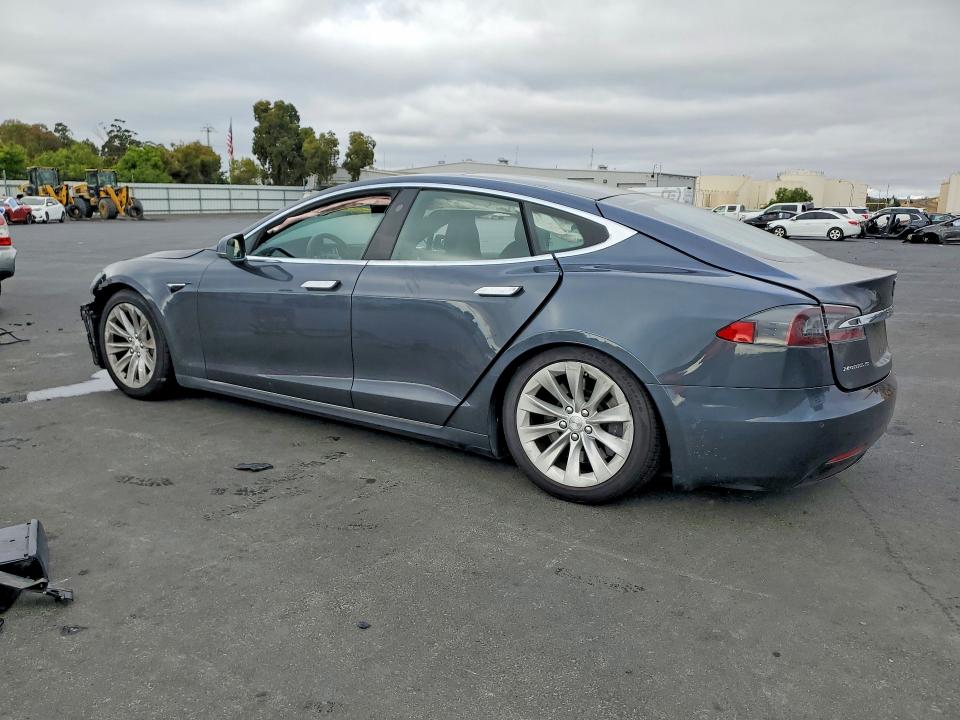 63572486 :رقم المزاد ، 5YJSA1E20HF205577 vin ، 2017 Tesla Model S مزاد بيع