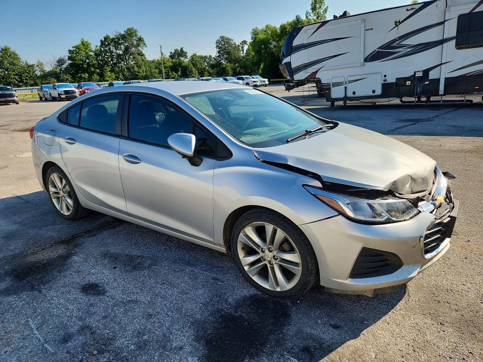 62302146 :رقم المزاد ، 1G1BC5SM5K7105987 vin ، 2019 Chevrolet Cruze مزاد بيع