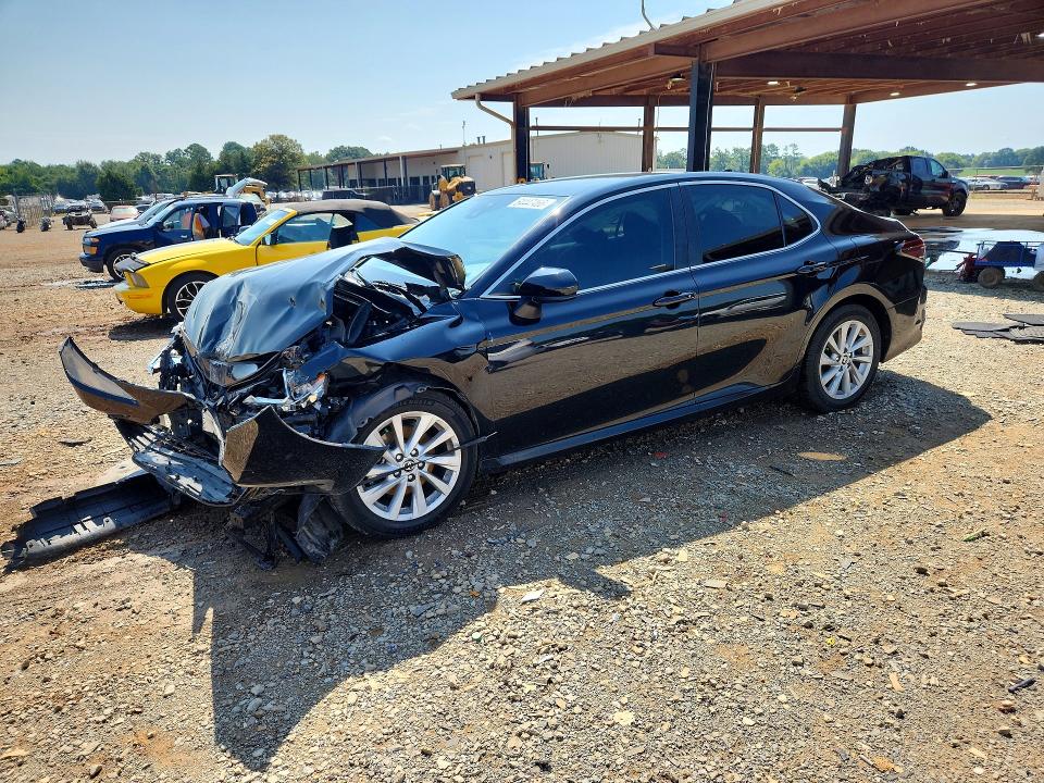 64447466 :رقم المزاد ، 4T1C11AK1NU691678 vin ، 2022 Toyota Camry مزاد بيع