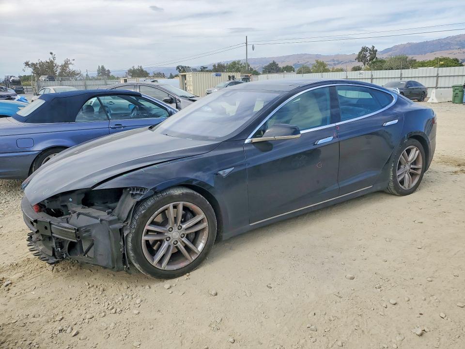 61451166 :رقم المزاد ، 5YJSA1H27FF085267 vin ، 2015 Tesla Model S مزاد بيع